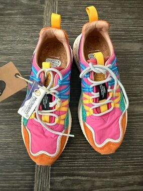 NWT Flower Mountain Women’s Sneakers Size 6.5